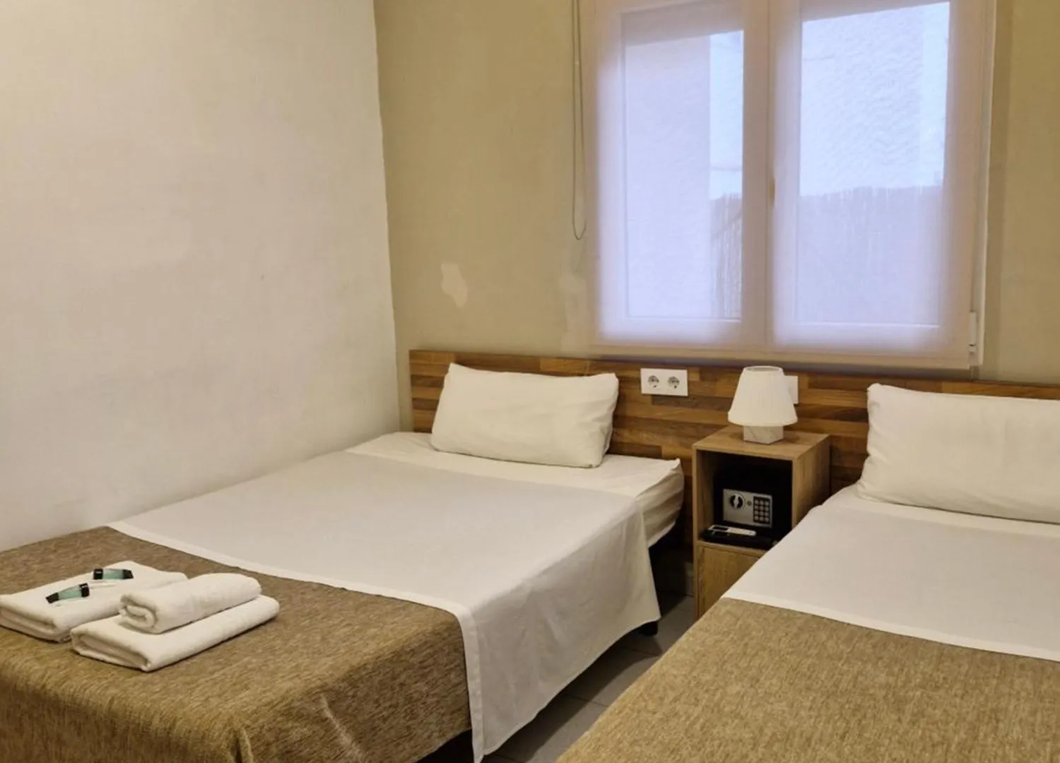 Hostal Elkano Barcelona 0*,